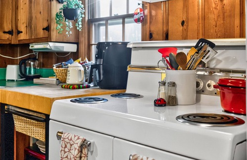 East Nashville Apartment | 3mi to downtown, packed w/extras, serene porch, swings, lights & music