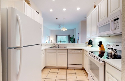 Bahama Bay Condo | 3rd floor condo w/sauna, tennis court, near theme parks, basketball court