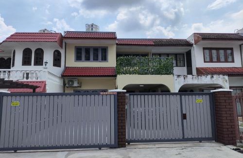 Subang Jaya House | 4-15pax Sawatt Homestay at Subang - Entire House