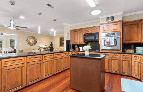 Fort Lawn House | 4.2-Acre Lakefront– Game Room，Hot Tub & Private Dock !