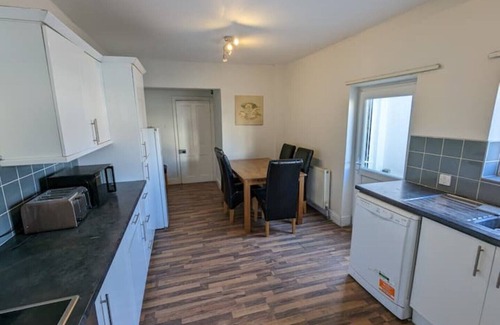 Hanham House | 4/5 bed terraced family home Bristol w parking