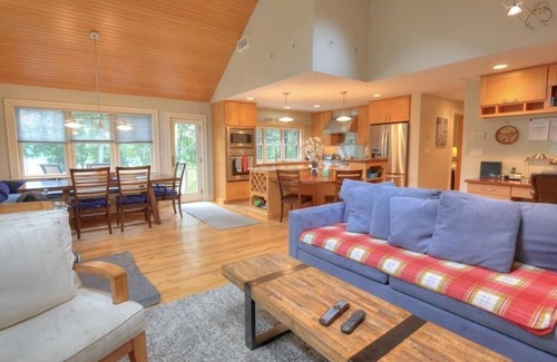 Cedar Bushes House | 4+ Acre Pond Front Retreat, Basketball Court