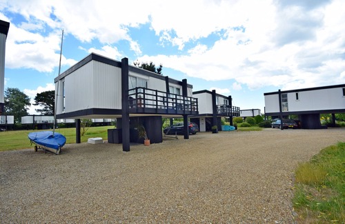 Emsworth Cottage | 4 Avocet Quay , Emsworth - sleeps 4 guests in 2 bedrooms