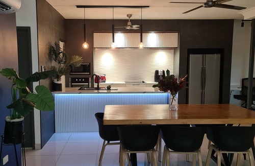 The Gardens House | 4 BDR Gardens Escape Inner City Townhouse with Secure Parking and Spa