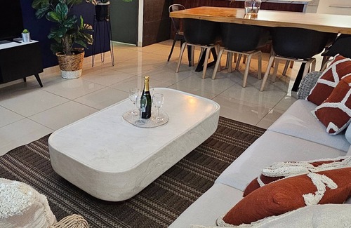The Gardens House | 4 BDR Gardens Escape Inner City Townhouse with Secure Parking and Spa
