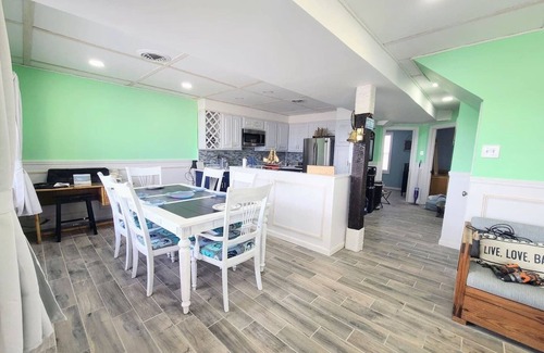 Downe House | 4 bed/2 bath Little piece of paradise! Pet friendly