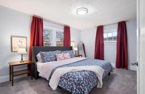 Lakewood House | 4 Bed 2 Bath Walk to Lakewood Restaurants and Shops