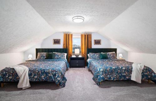 Lakewood House | 4 Bed 2 Bath Walk to Lakewood Restaurants and Shops