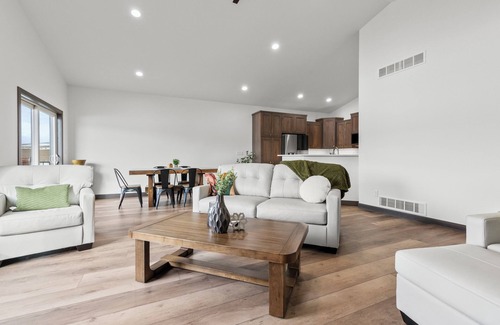 Summerset House | 4 bed, 3 Bath, Hot tub, Convenient location, Wi-fi