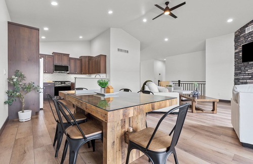 Summerset House | 4 bed, 3 Bath, Hot tub, Convenient location, Wi-fi
