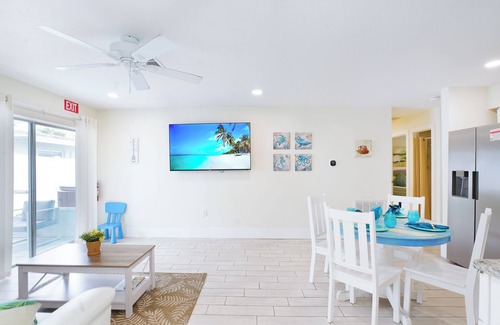 Indian Rocks Beach House | 4 bed condo heated pool, hot tub, beach gear