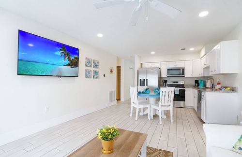 Indian Rocks Beach House | 4 bed condo heated pool, hot tub, beach gear