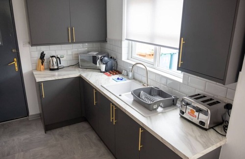 Coatbridge House | 4-Bed House near Glasgow with Parking & Garden