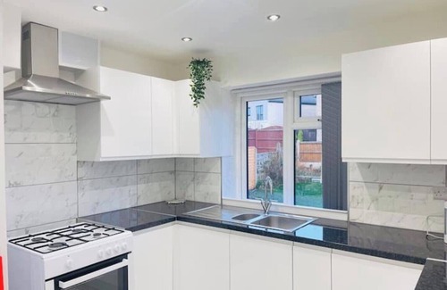 Wakefield House | 4 bed house in Wakefield - perfect for contractors