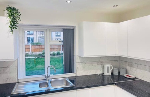 Wakefield House | 4 bed house in Wakefield - perfect for contractors