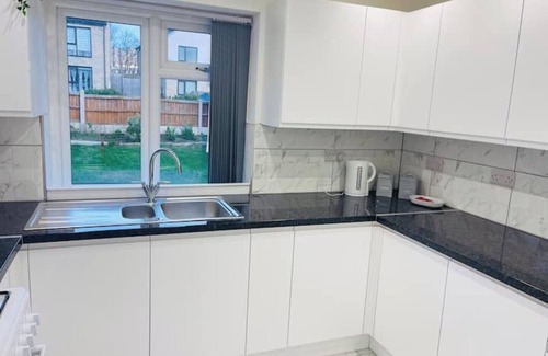 Wakefield House | 4 bed house in Wakefield - perfect for contractors