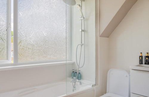 Guildford House | 4 Bed House Perfect for Contractors - Families and Relocation