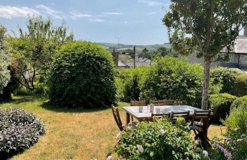 West Compton House | 4 Bed in Litton Cheney 75851