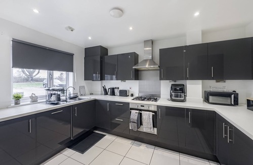 Ashford House | * 4 BED LUXURY HOUSE * GARDENn+ PARKING + WiFi