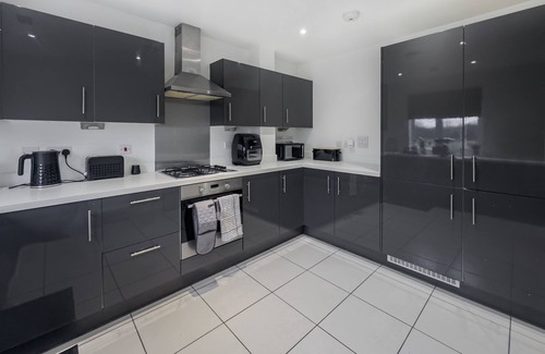 Ashford House | * 4 BED LUXURY HOUSE * GARDENn+ PARKING + WiFi