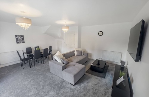 Ashford House | * 4 BED LUXURY HOUSE * GARDENn+ PARKING + WiFi