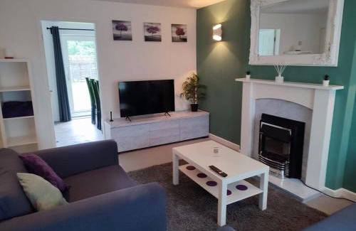 Wythenshawe House | 4-bed quiet cul de sac location with off road parking