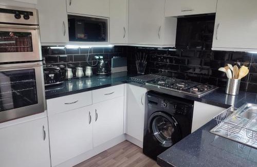 Wythenshawe House | 4-bed quiet cul de sac location with off road parking