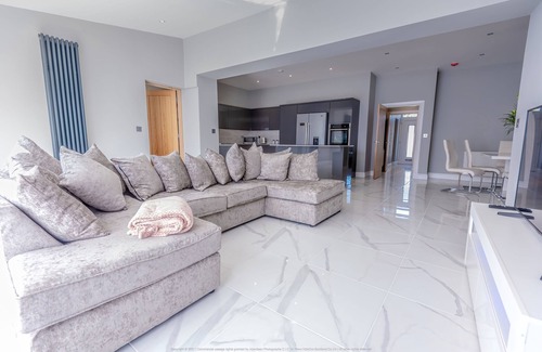 Kelty House | 4 Bed-Sleeps 8- Free Parking-Pets-Hot Tub