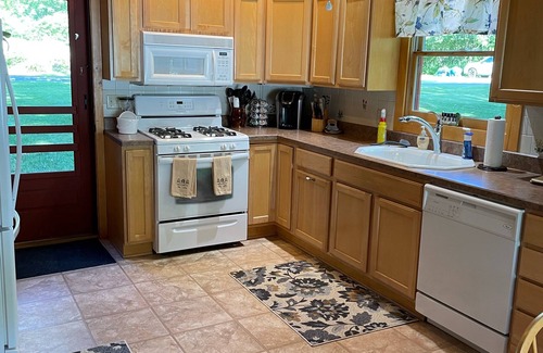Moriah Center Cottage | 4 Bedroom, 1.5 bath- Air-Conditioned House on Lake Champlain - Seasonal May- Oct