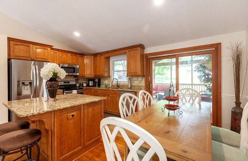 Pineville House | 4 Bedroom 2.5 Bath Sleep 10- near Carowinds & next to lake Park