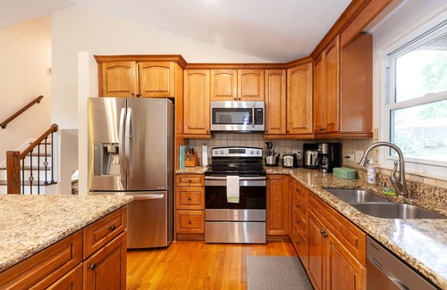Pineville House | 4 Bedroom 2.5 Bath Sleep 10- near Carowinds & next to lake Park