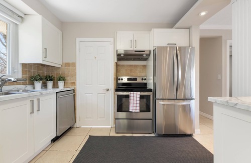 Richmond Hill House | 4 BEDROOM & 3 BATH (sleep 8) cozy bungalow home in Richmond Hill