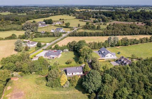 Gibbstown House | 4 bedroom, 7 single beds, with free parking & wifi near new walkway