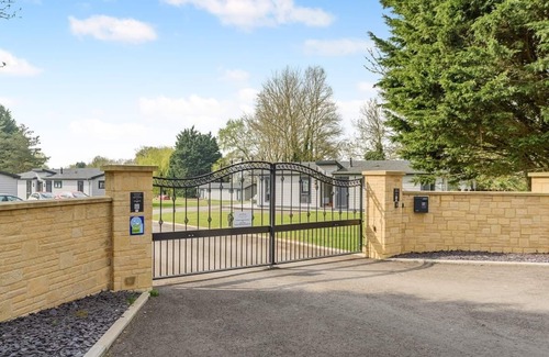 Great Coxwell Ski Chalet | 4 bedroom accommodation in Faringdon