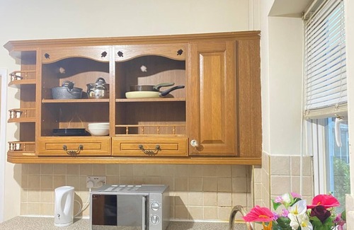 Brierley Hill Apartment | 4 bedroom guest house near Merry Hill shopping centre