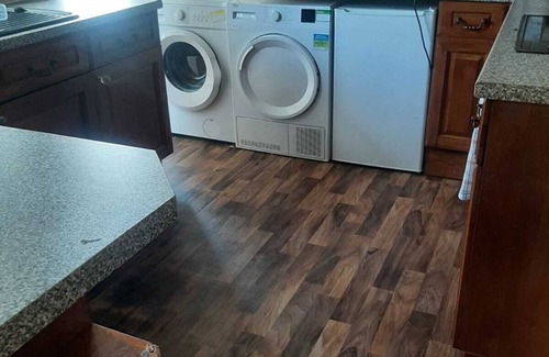 Brierley Hill Apartment | 4 bedroom guest house near Merry Hill shopping centre