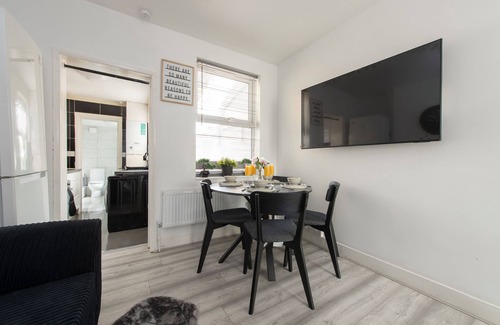 Bensham Manor House | 4-Bedroom, Home, Croydon, Sleeps 8! Family, Group And Contractor Friendly!