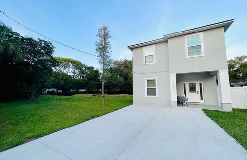 Bearss Plaza House | 4-bedroom home in brilliant Tampa with beauty room - Old Seminole Heights