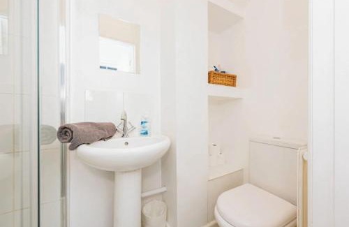 Kettering House | 4 Bedroom House For Corporate Stays in Kettering