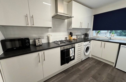 Crawley House | 4 Bedroom House - Free Parking - 8 min LGW Airport