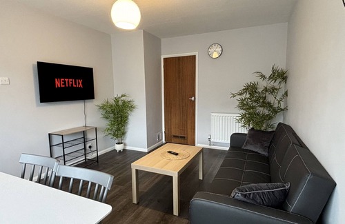 Crawley House | 4 Bedroom House - Free Parking - 8 min LGW Airport