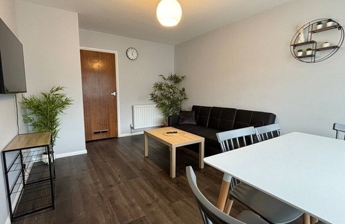 Crawley House | 4 Bedroom House - Free Parking - 8 min LGW Airport