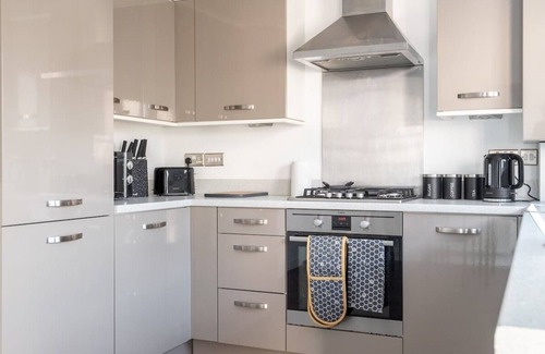 Longcroft House | 4 Bedroom House - Free Parking