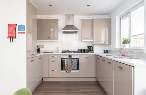 Longcroft House | 4 Bedroom House - Free Parking