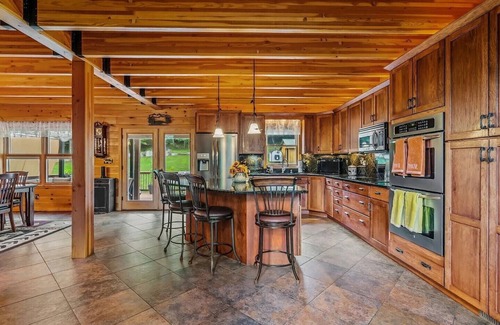 Day House | 4-bedroom house in Northville. Sleeps 14. WiFi, AC, Fireplace