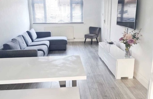 Roxeth House | 4 Bedroom House LONDON