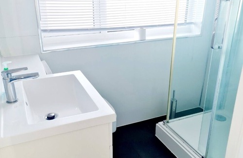 Roxeth House | 4 Bedroom House LONDON