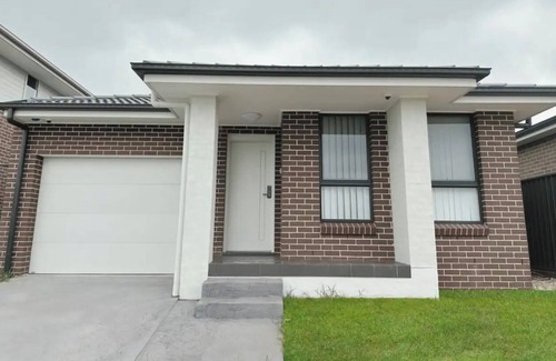 Gregory Hills House | 4 Bedroom House with sunny backyard. 5 minutes to the shops and cafes!