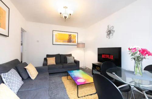 Stonnall House | 4 Bedroom House with 7 Beds and 2 Bathrooms-Available for Families and Extended FlexibleStays