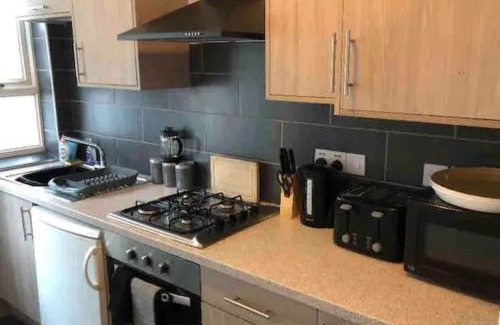 Stonnall House | 4 Bedroom House with 7 Beds and 2 Bathrooms-Available for Families and Extended FlexibleStays